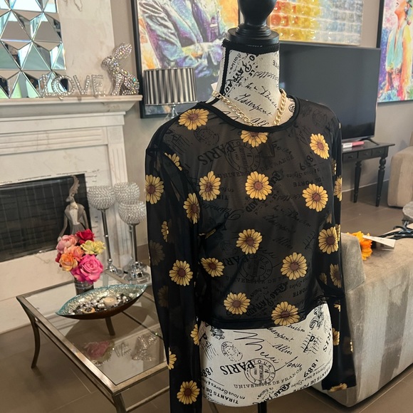 🆕 🌻- MODERN HERO Sunflower 🌻Crop Top - Picture 11 of 13